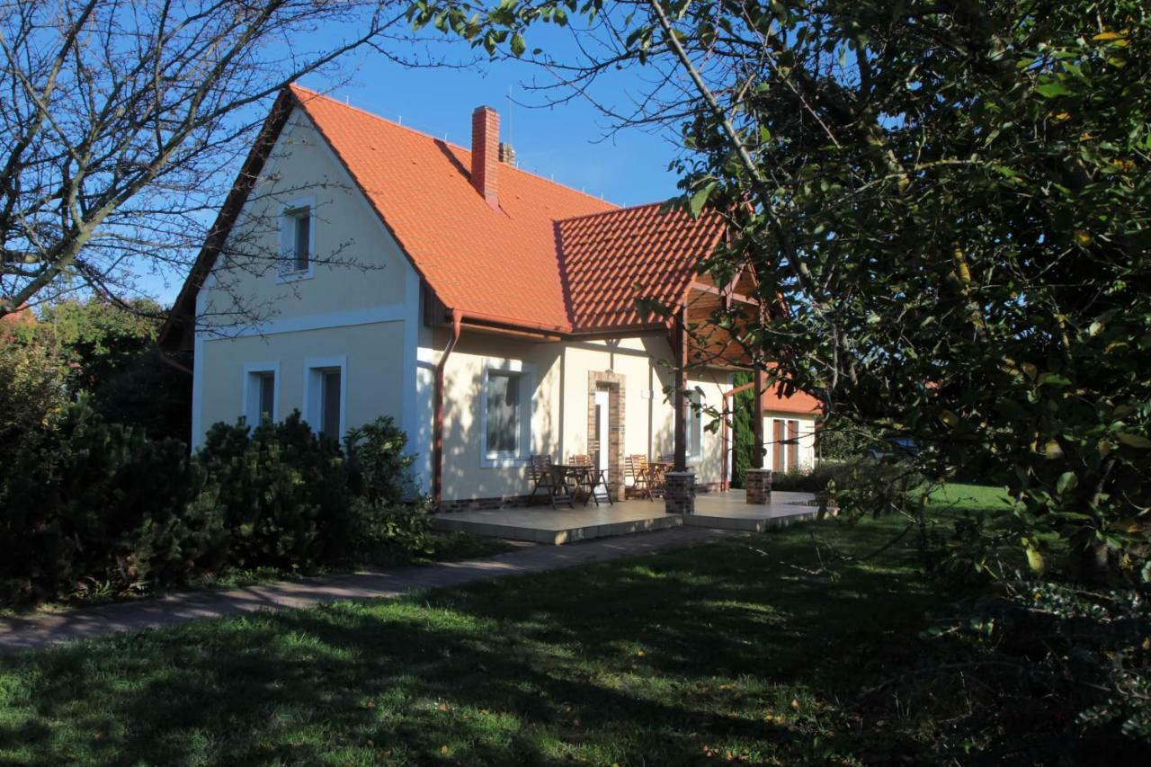 Gurudeva Bhavan Somogyvámos 외부 사진